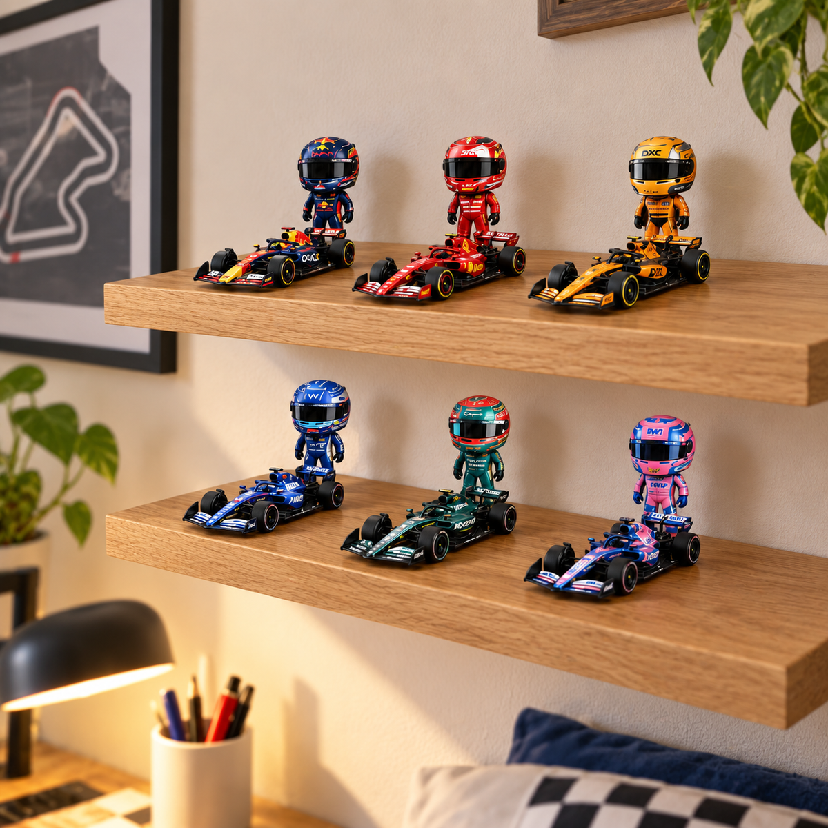 Miniaturas de pilotos y coches de carreras expuestas en una estantería